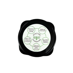 Top view of Wedderspoon Organic Raw Manuka Honey 400 MGO 500g jar lid with product guarantees