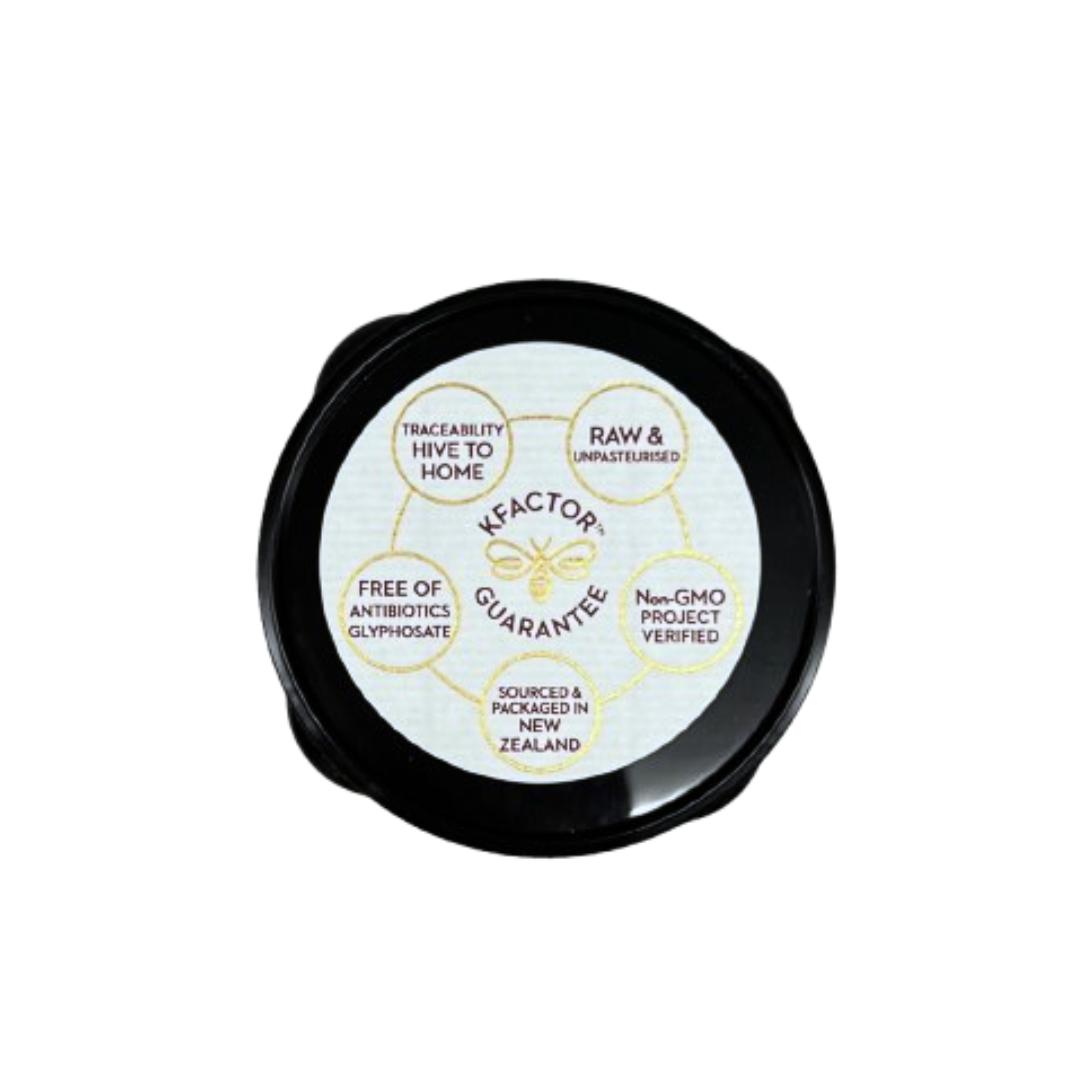 Top view of black jar lid label for Wedderspoon Raw Manuka Honey 850 MGO 250g . with KFactor seal and unpasteurised claims